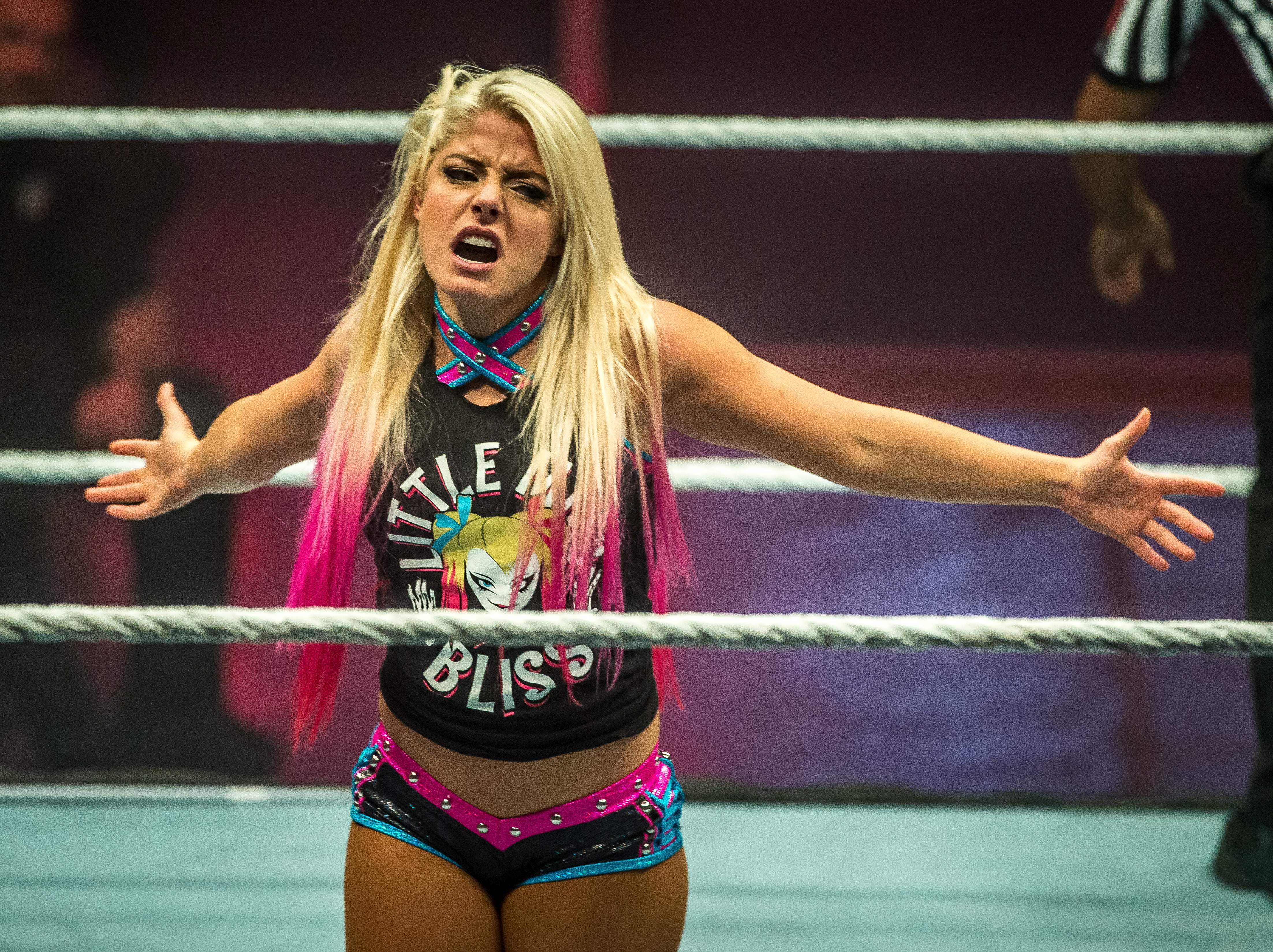 Alexa Bliss v Bayley